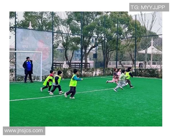 足球明星们的亲子时光：带娃趣事与温馨瞬间大揭秘